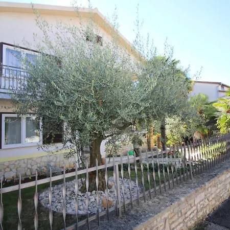 Sunlit Apartment Near Sea In Porec Poreč