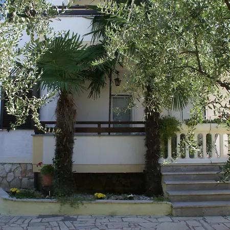 Sunlit Apartment Near Sea In Porec Poreč